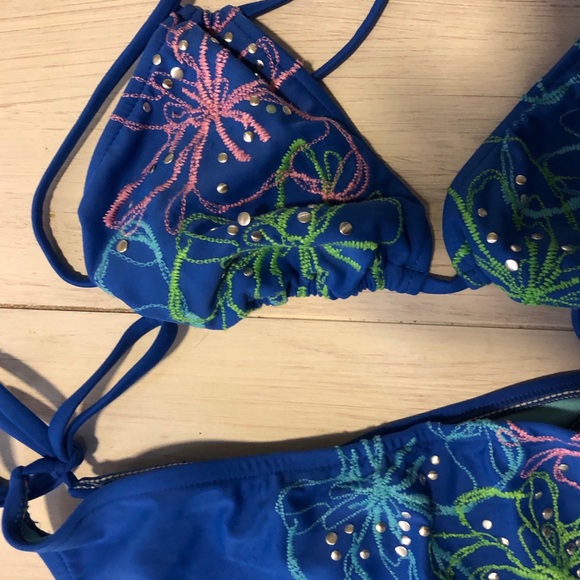 Bikini - Picture 3 of 3